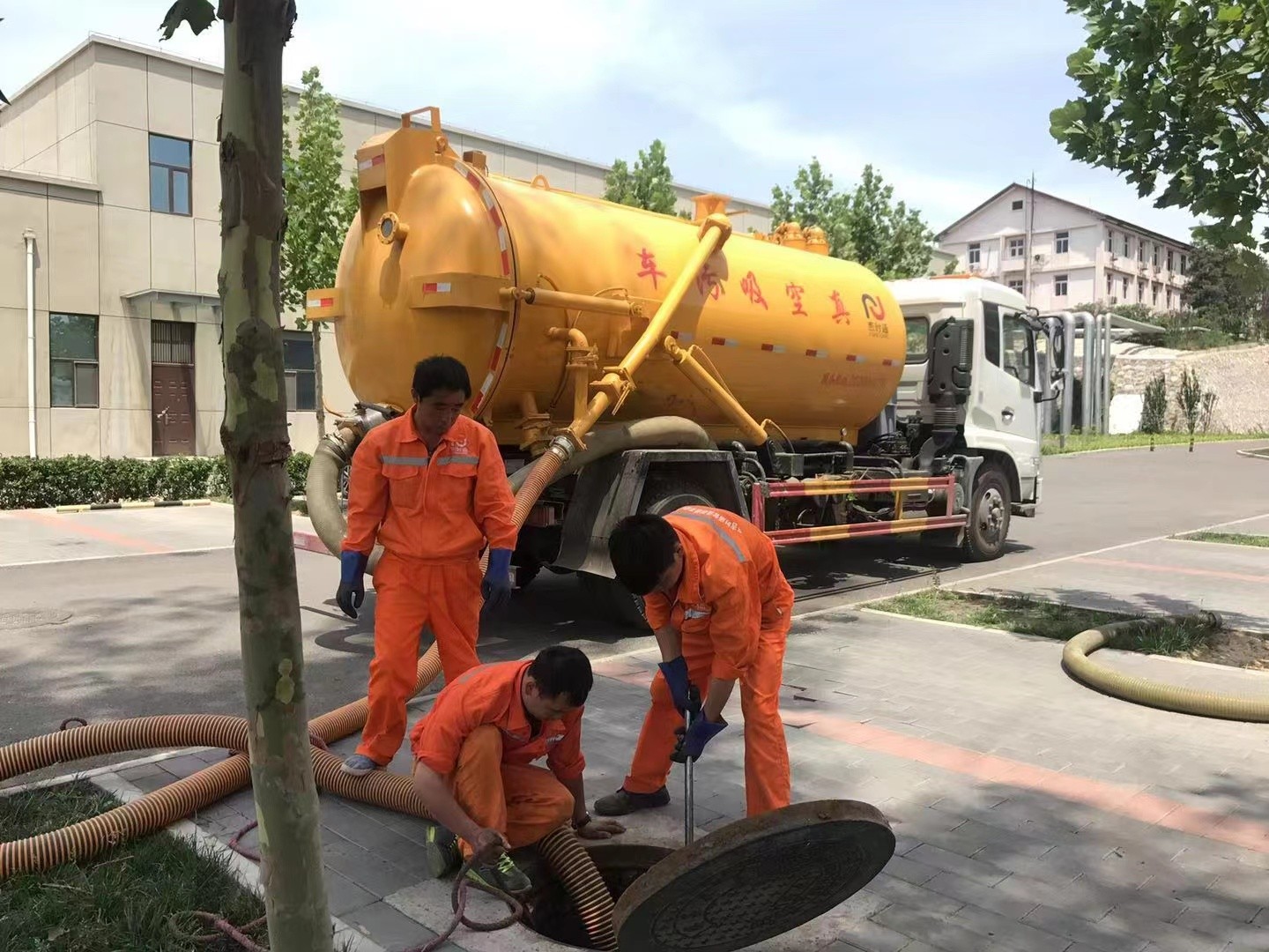 文峰管道疏通车停在窨井附近