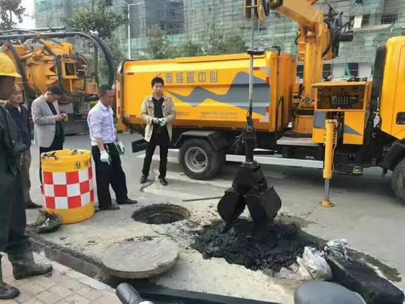 文峰街道：网格员化身“清道夫”，为民解忧疏通“堵心”化粪池